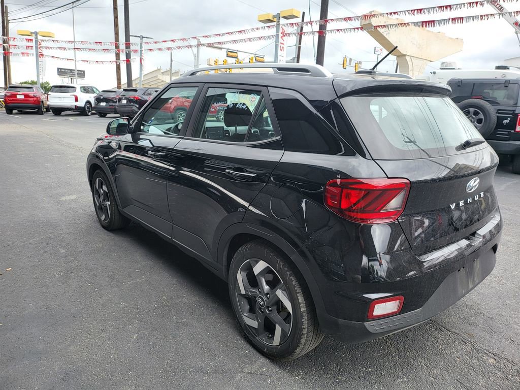 Used 2025 Hyundai Venue SEL image 11