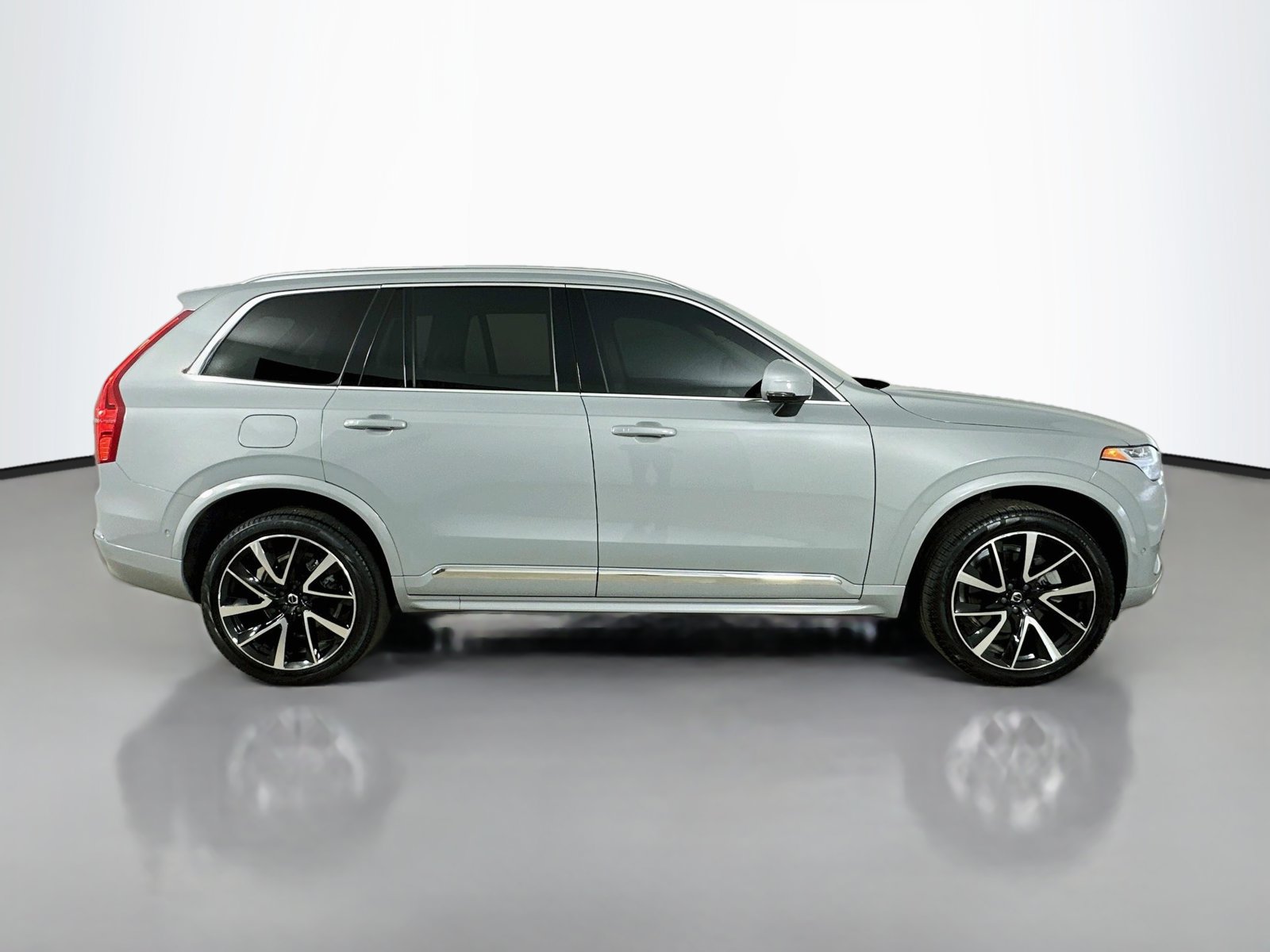 Certified 2024 Volvo XC90 B6 Plus AWD/4WD image 4