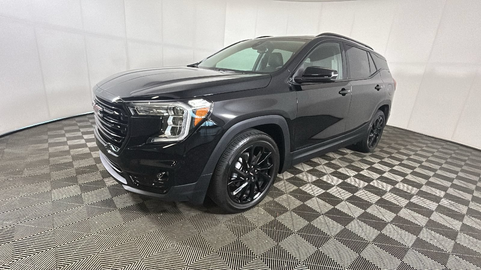 Used 2024 GMC Terrain SLT w/ Elevation Edition FWD image 8