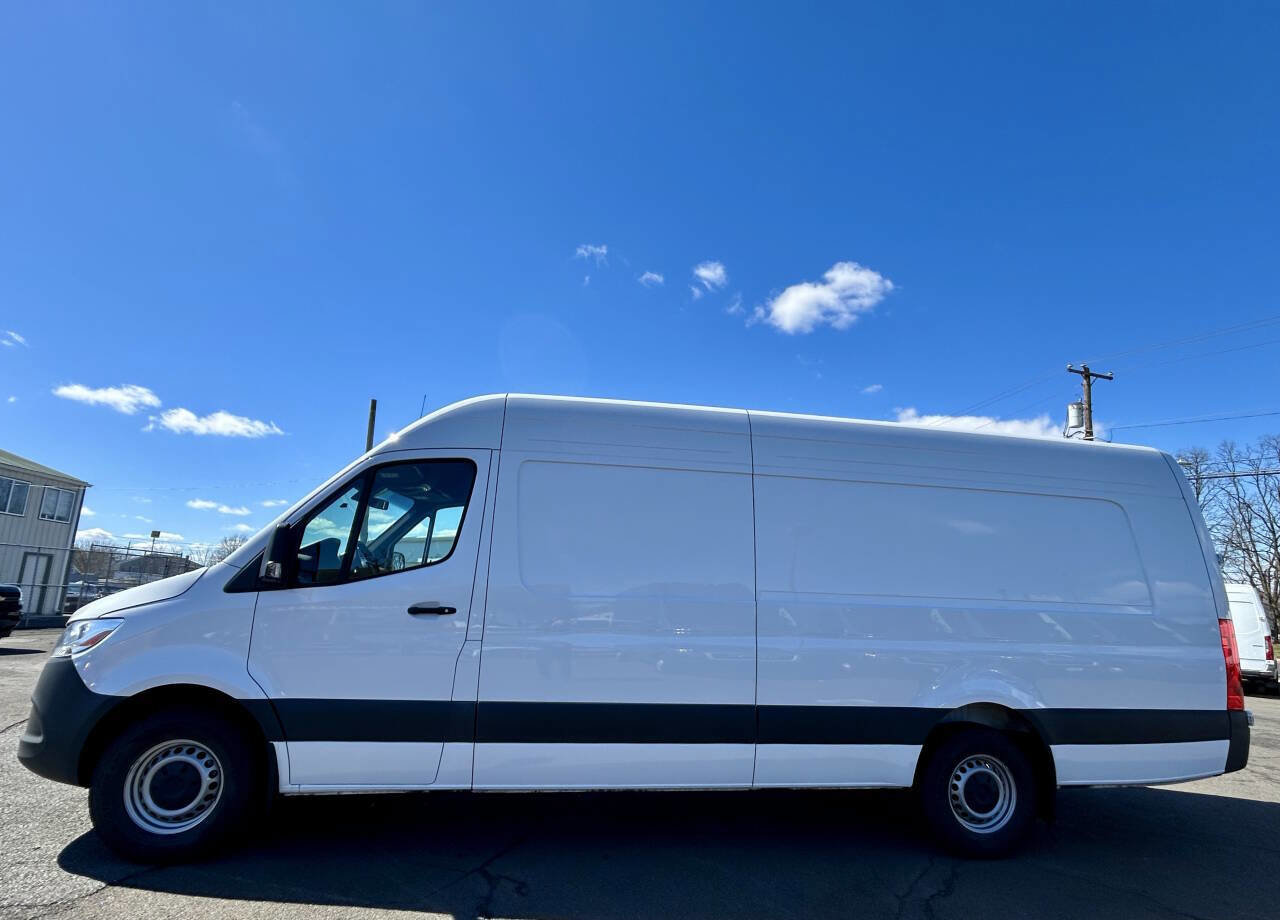 Used 2025 Mercedes-Benz Sprinter 2500 image 4