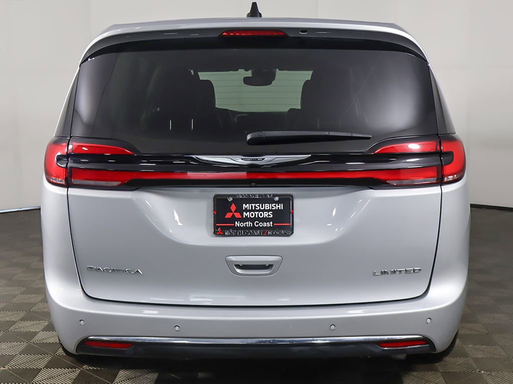 Used 2024 Chrysler Pacifica Limited FWD image 16