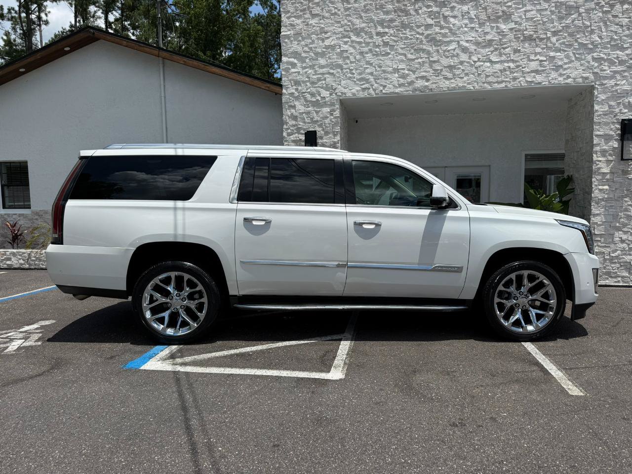 Used 2018 Cadillac Escalade ESV Luxury RWD image 16
