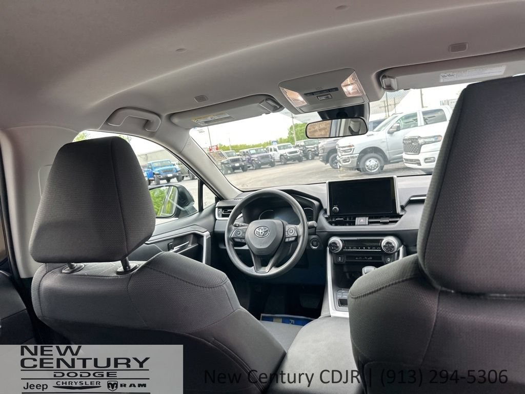 Used 2025 Toyota RAV4 XLE AWD/4WD image 16