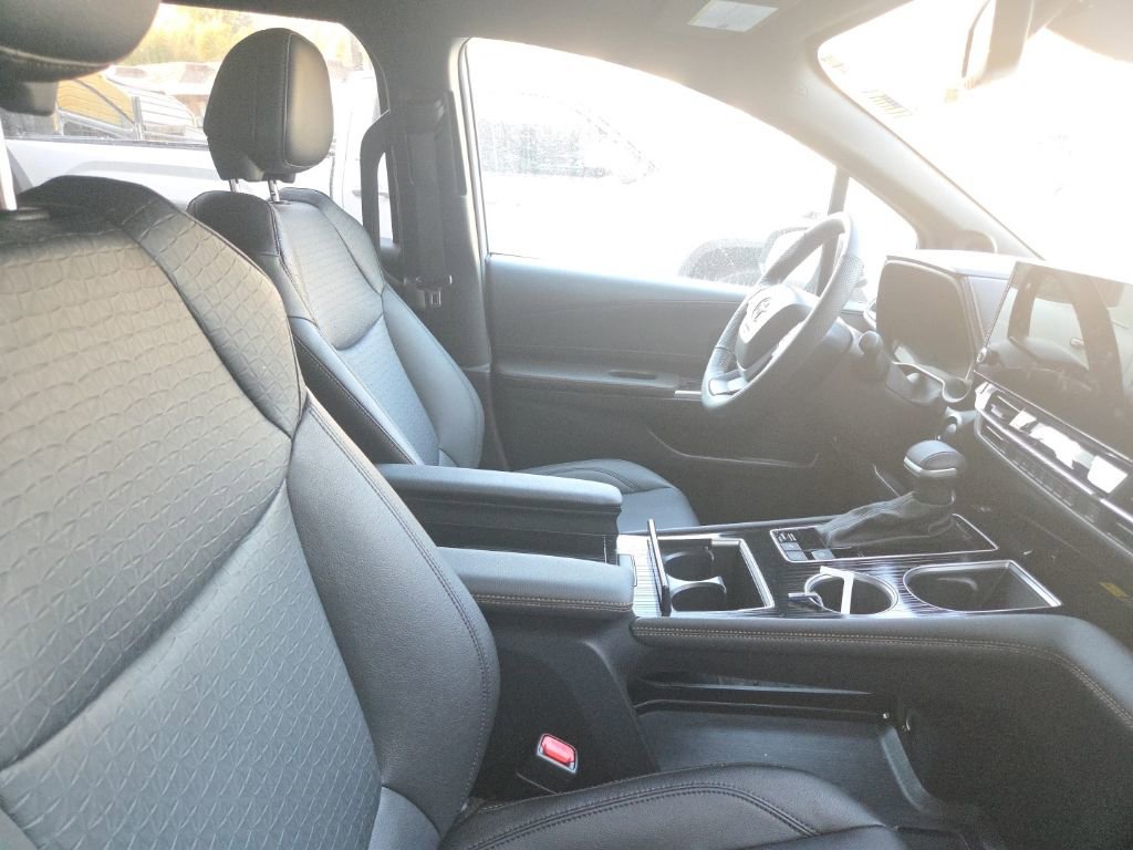 Used 2025 Toyota Sienna XLE Woodland Edition image 4