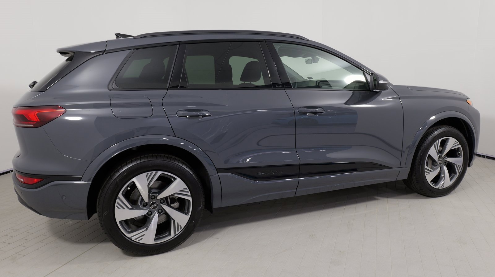 Used 2025 Audi Q6 e-tron Premium image 12
