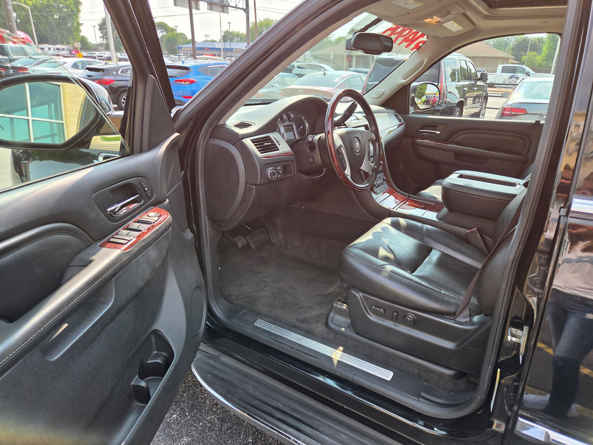 Used 2013 Cadillac Escalade ESV Luxury RWD image 5