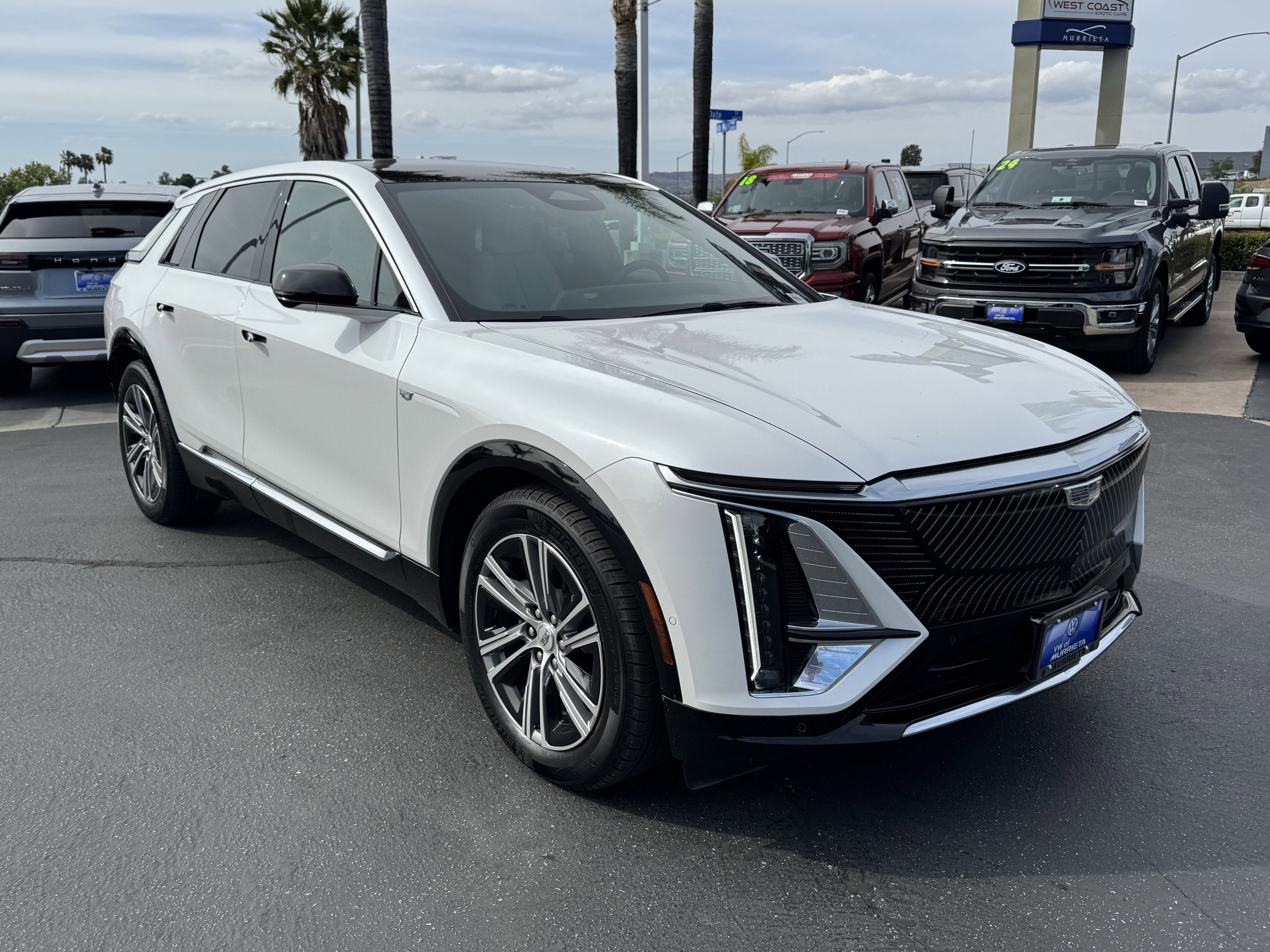 Used 2024 Cadillac Lyriq Luxury AWD/4WD image 2