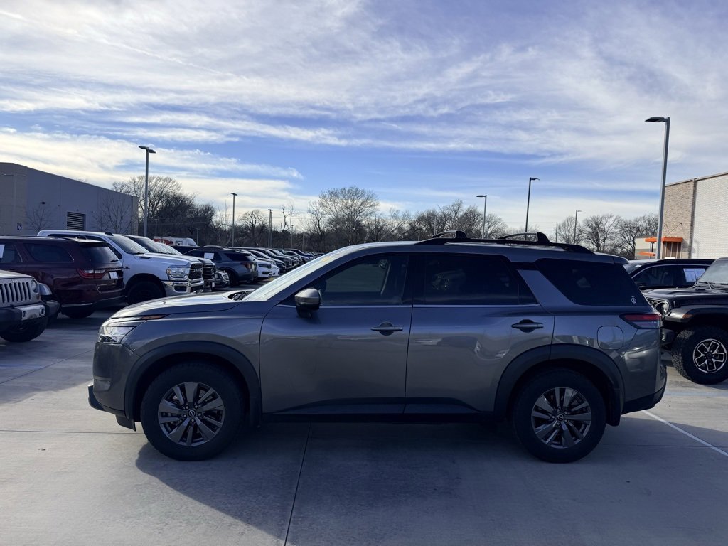 Used 2022 Nissan Pathfinder SV image 1