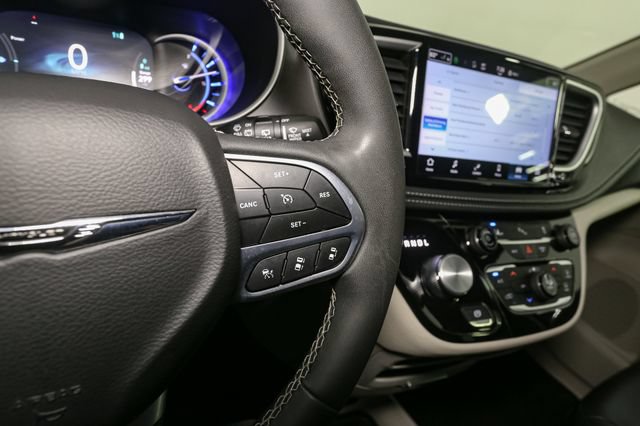 Used 2023 Chrysler Pacifica Touring-L FWD image 33