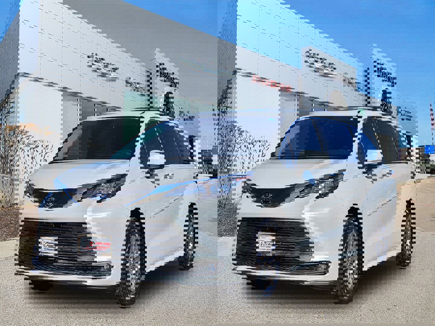 Used 2026 Toyota Sienna XLE image 2