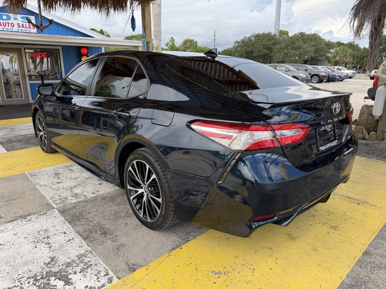 Used 2020 Toyota Camry SE FWD image 7