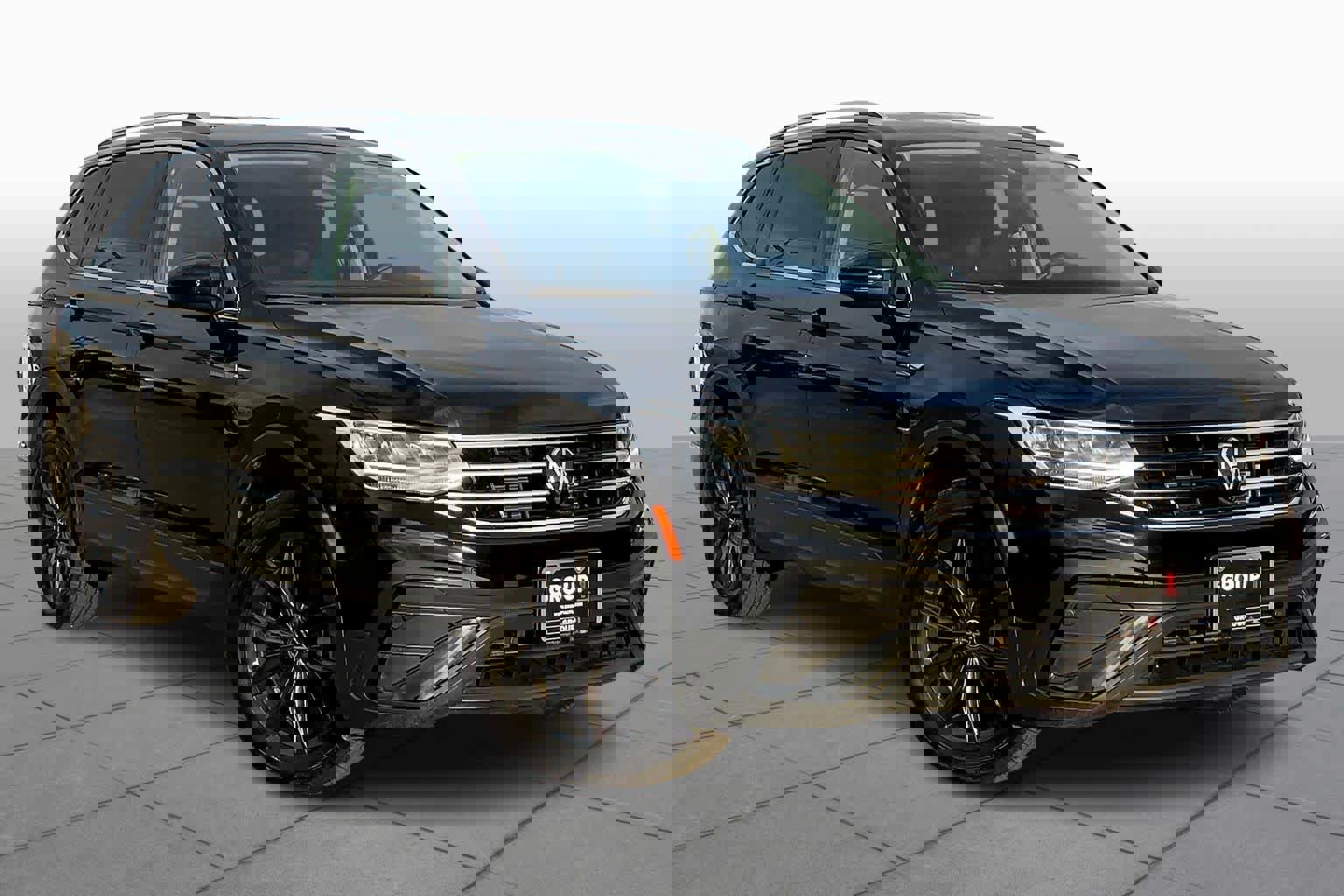 Used 2024 Volkswagen Tiguan SE image 2