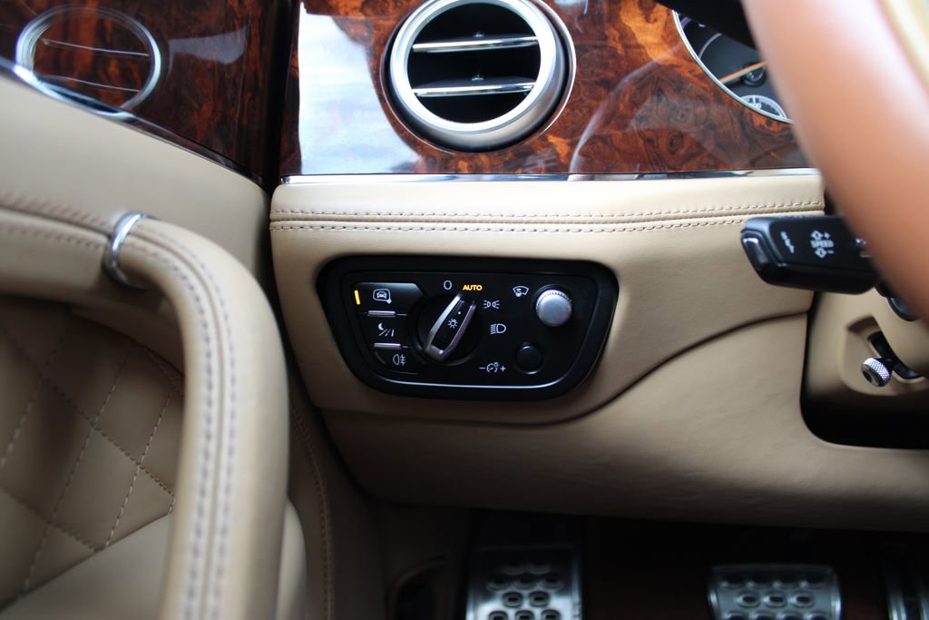 Used 2018 Bentley Bentayga AWD/4WD image 20