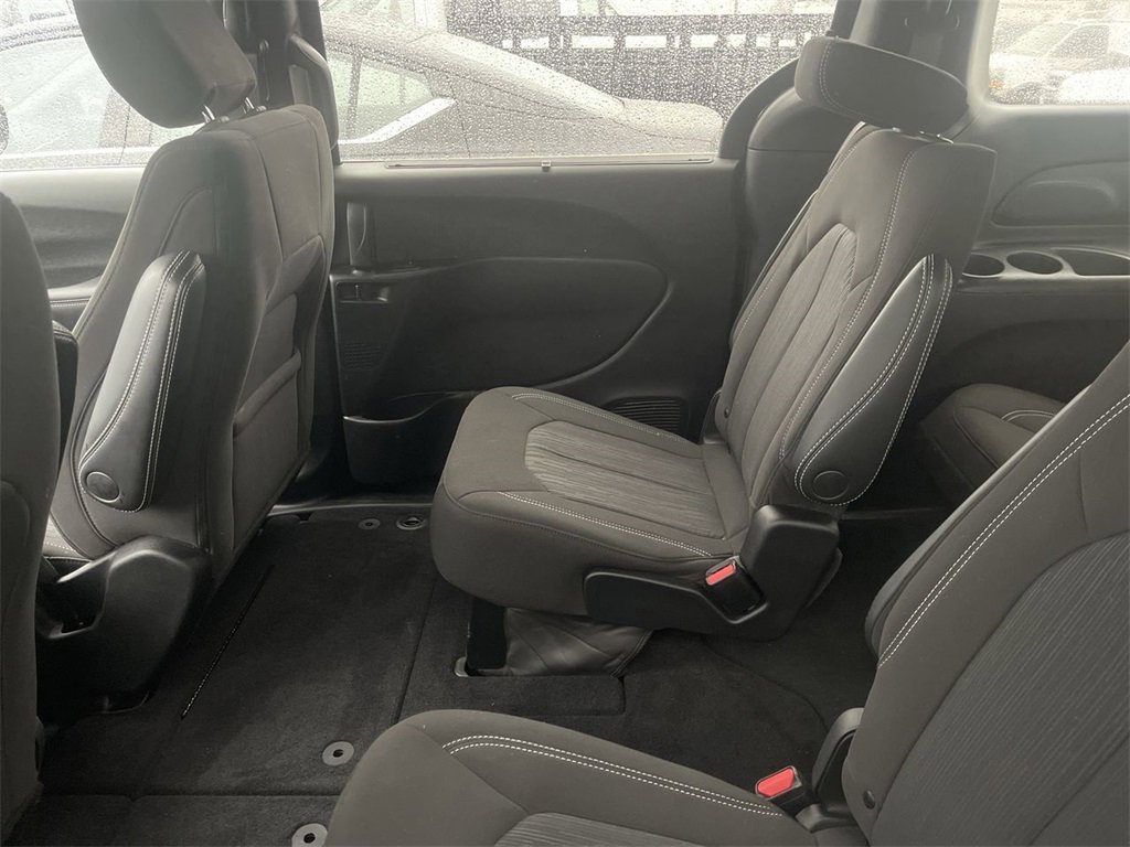 Used 2022 Chrysler Pacifica Touring image 4