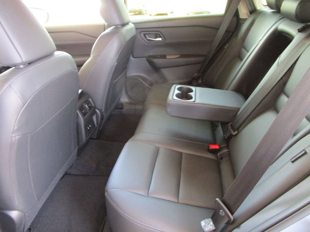 Used 2025 Nissan Rogue SL AWD/4WD image 18