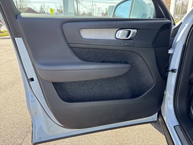 Used 2025 Volvo XC40 B5 Plus image 17