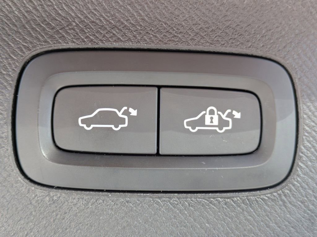 Used 2022 Volvo XC90 T5 Momentum w/ Protection Package Premier image 15