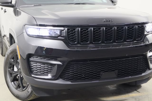 Used 2025 Jeep Grand Cherokee Altitude AWD/4WD image 43