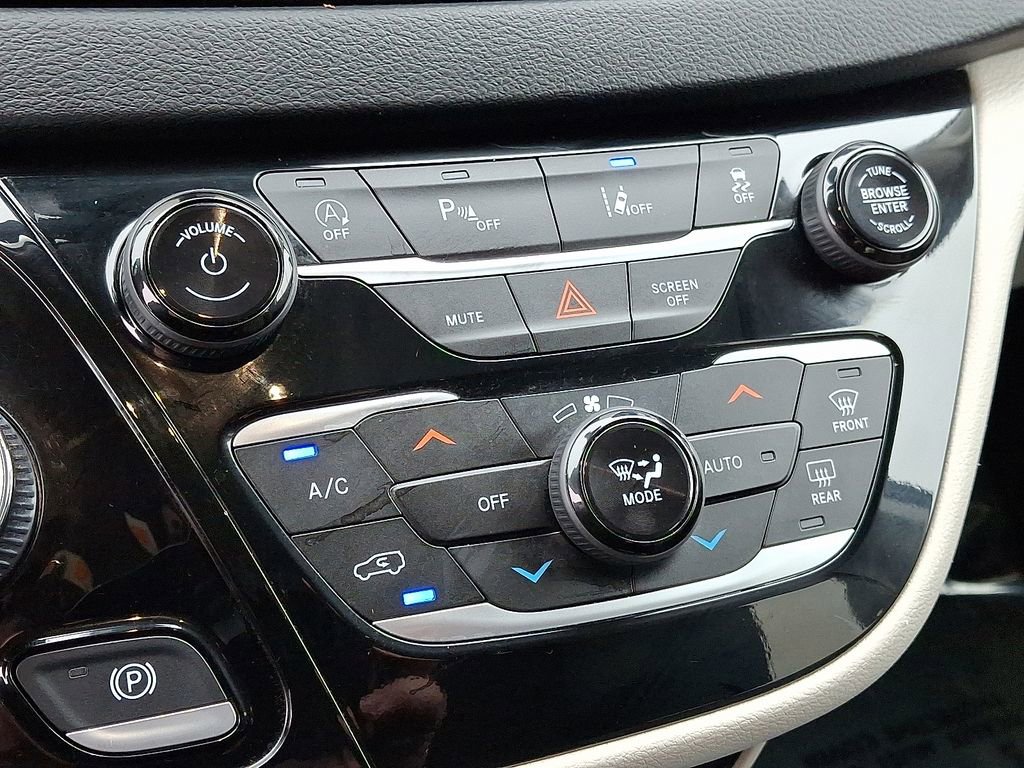 Used 2023 Chrysler Pacifica Touring-L image 16