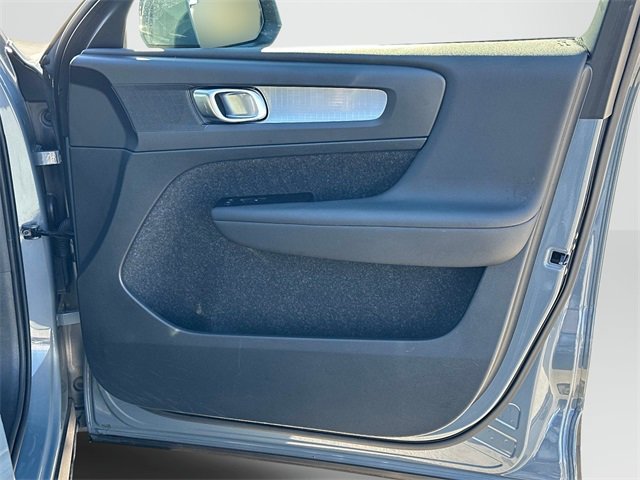 Used 2021 Volvo XC40 T4 Momentum w/ Premium Package image 21