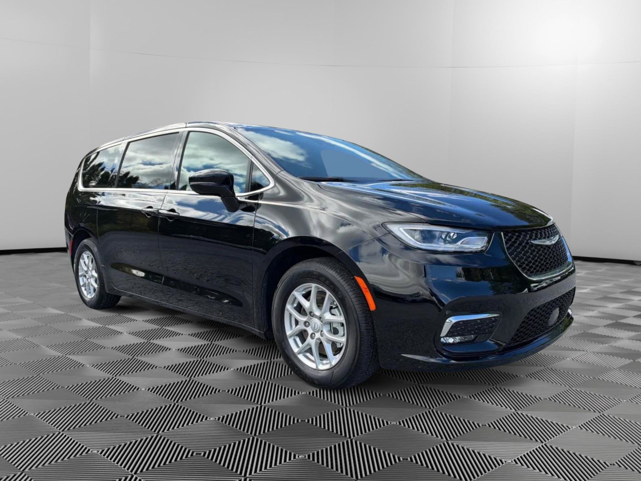 Used 2026 Chrysler Pacifica Select FWD image 2