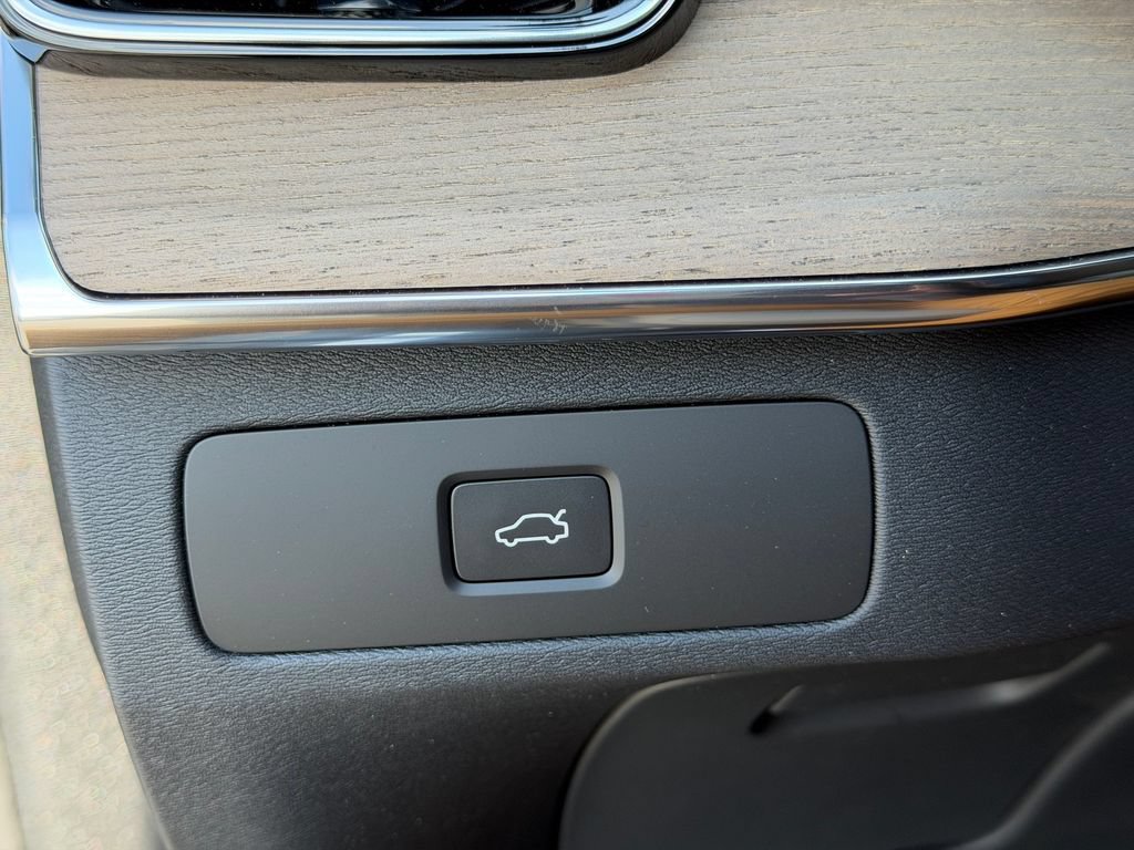 New 2026 Volvo XC90 B6 Plus w/ Protection Package Premier AWD/4WD image 31