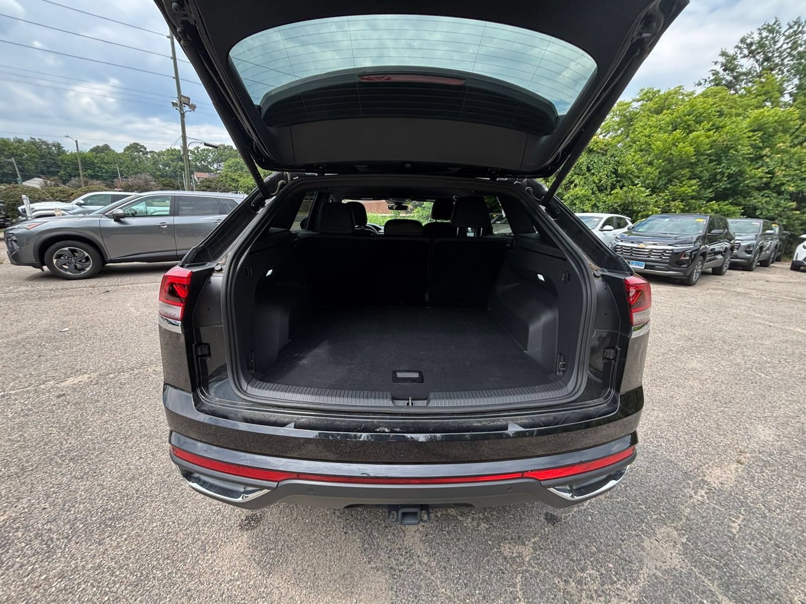 Used 2025 Volkswagen Atlas Cross Sport SE FWD image 32