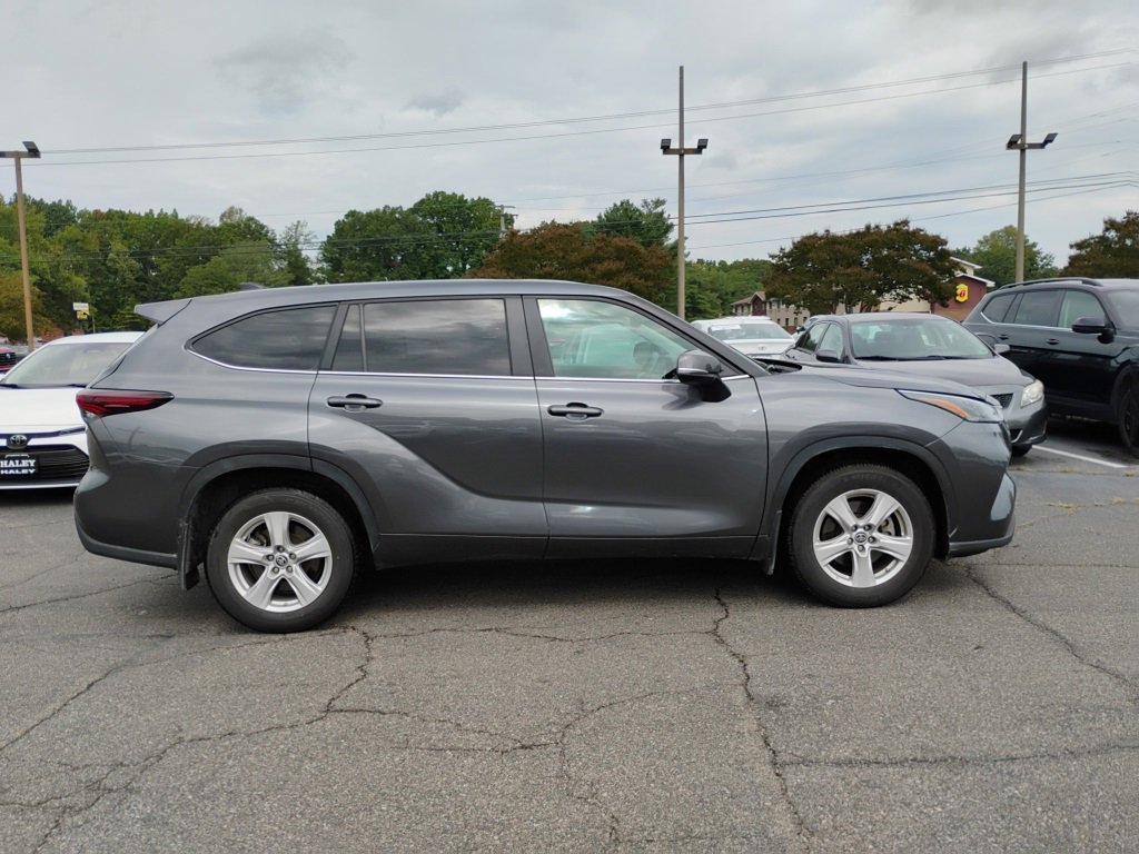 Used 2024 Toyota Highlander LE image 2