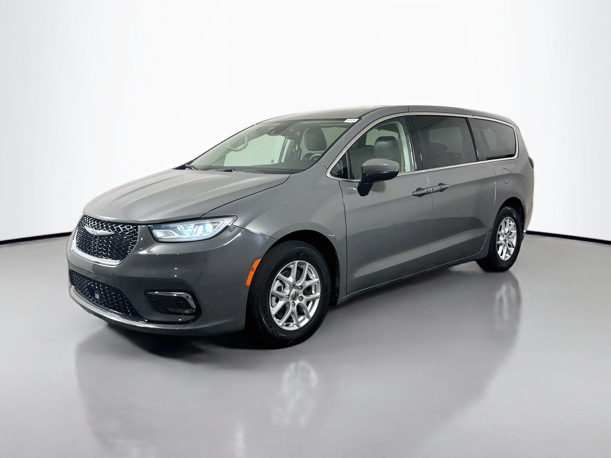 Used 2023 Chrysler Pacifica Touring-L FWD image 4