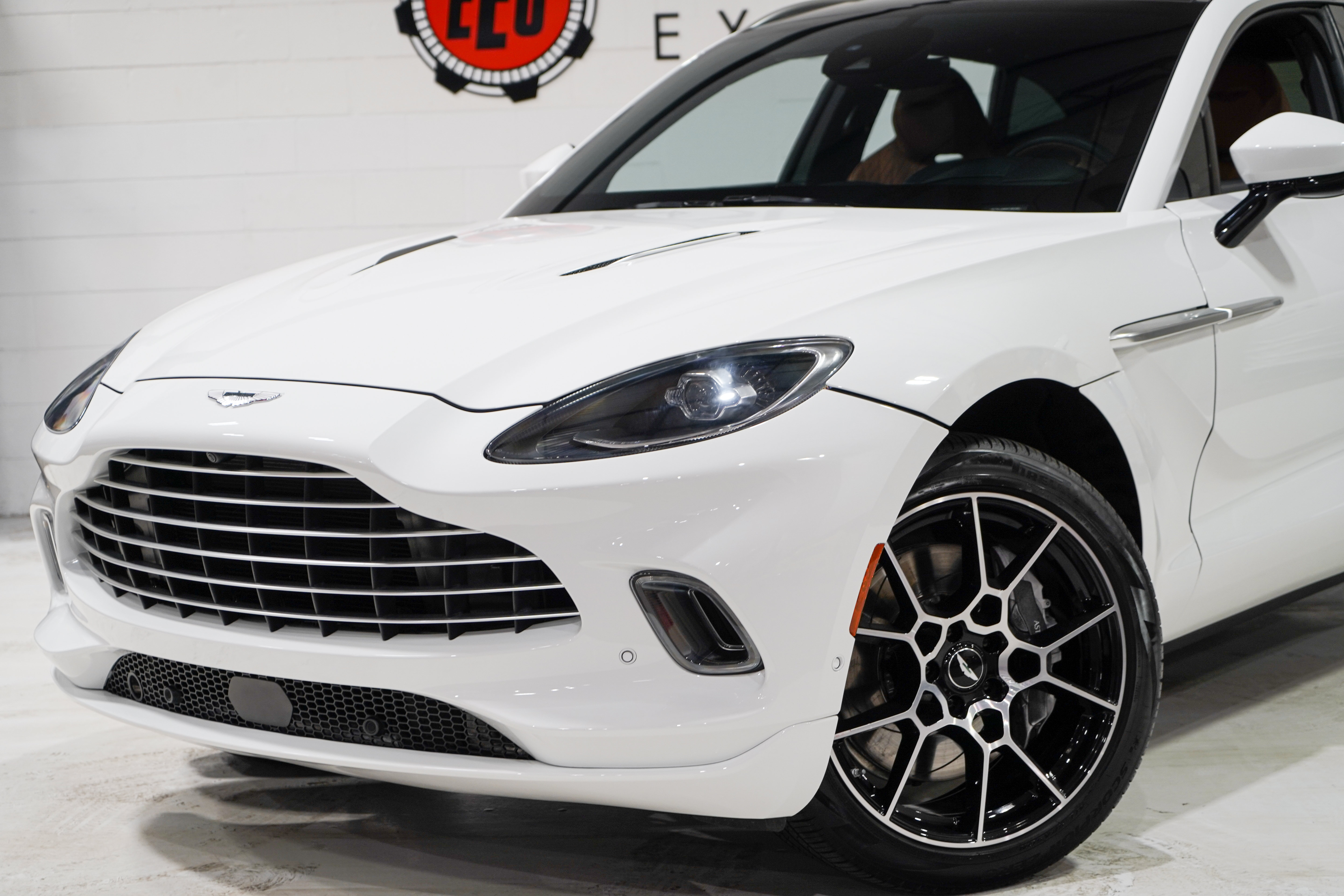 Used 2022 Aston Martin DBX AWD/4WD image 32