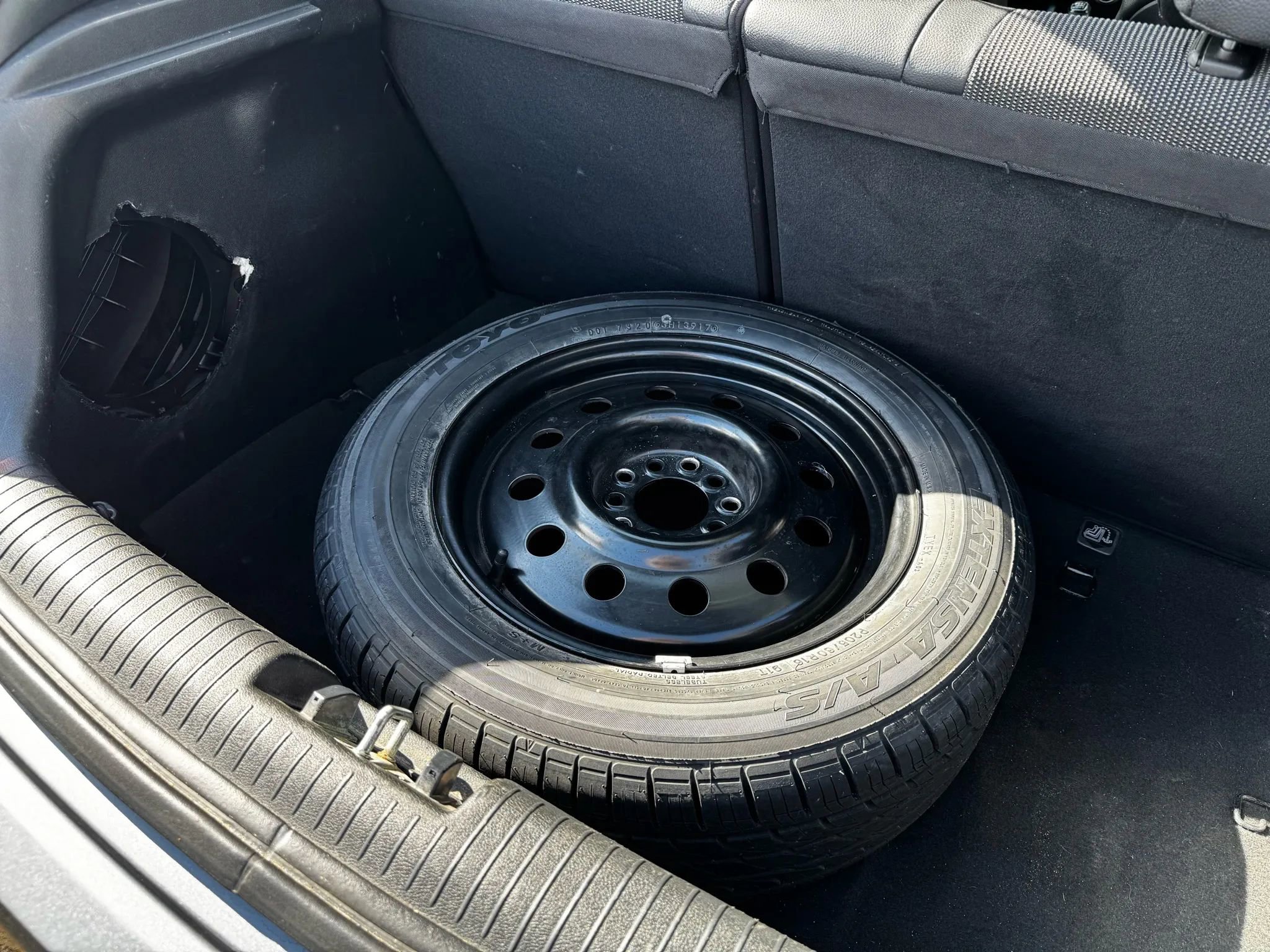 Used 2012 Hyundai Veloster w/ Style Pkg image 6