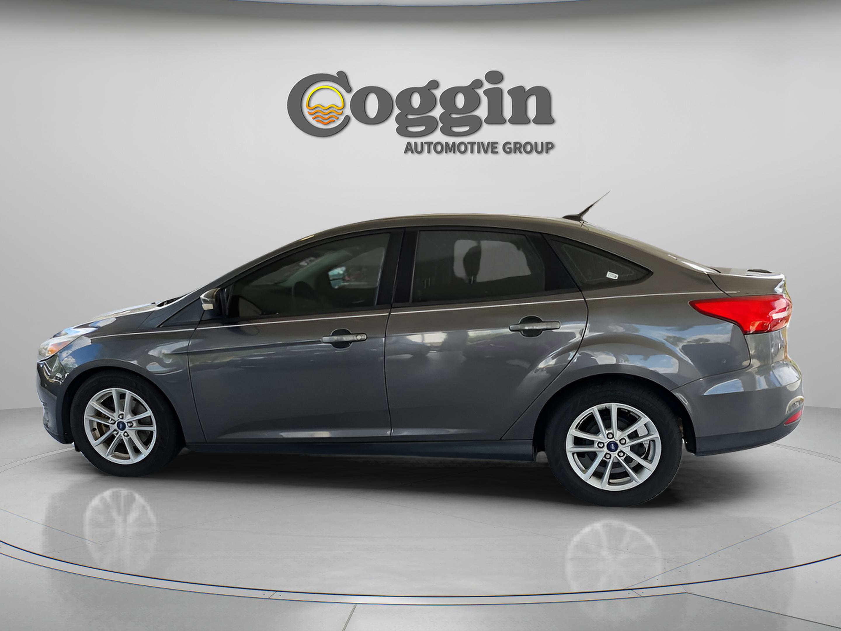Used 2017 Ford Focus SE FWD image 2