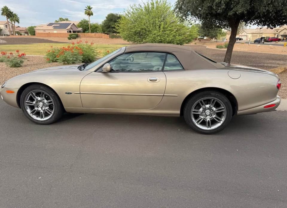 Used 2002 Jaguar XK8 Convertible image 2