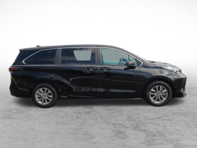 Certified 2025 Toyota Sienna LE FWD image 4