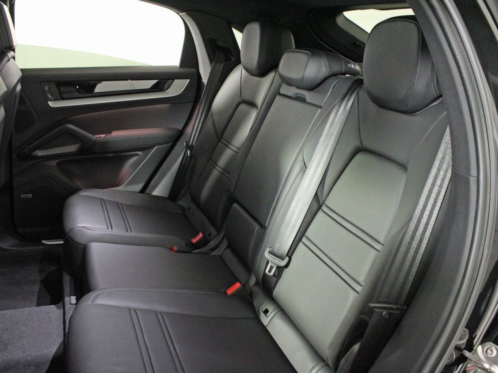 Certified 2025 Porsche Cayenne Coupe image 33