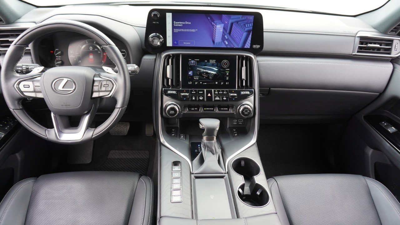 Used 2024 Lexus LX 600 4WD w/ Luxury Package image 29