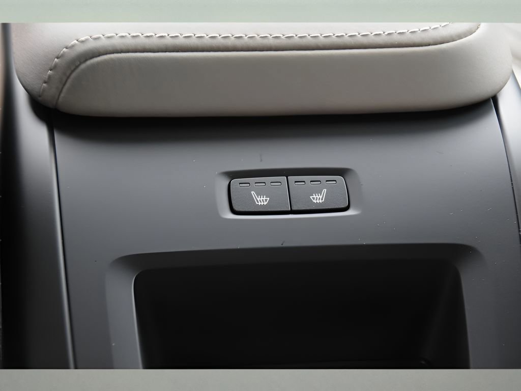 Certified 2026 Volvo XC60 B5 Core w/ Protection Package Premier image 16