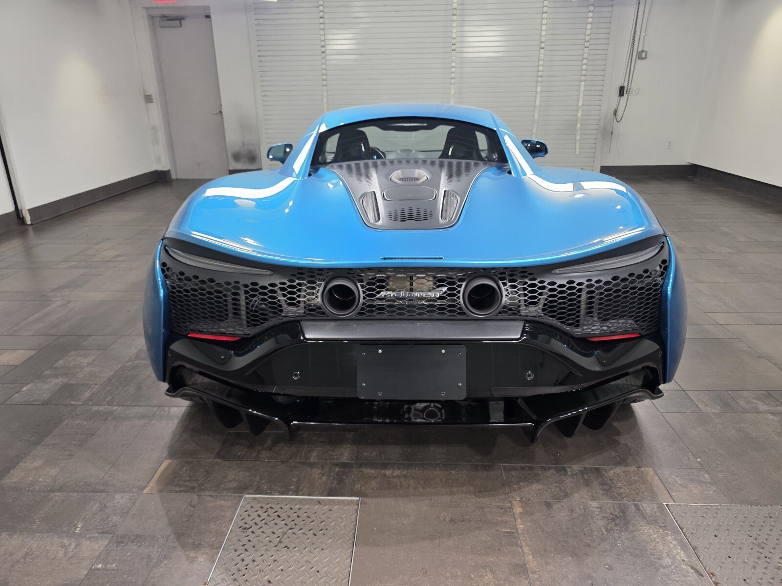 Used 2023 McLaren Artura RWD image 19