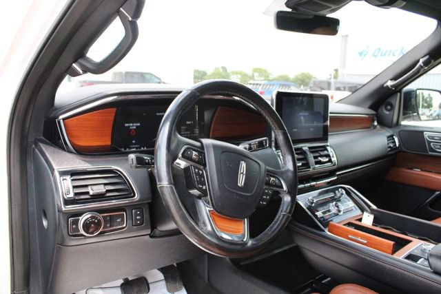 Used 2019 Lincoln Navigator L Reserve AWD/4WD image 2