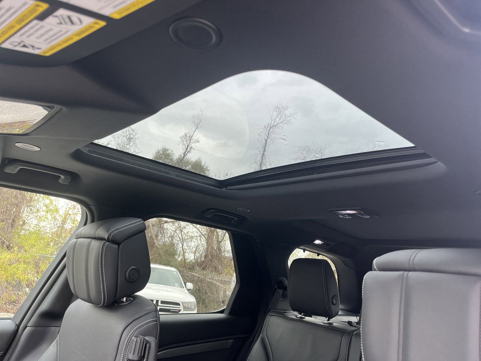 Used 2025 Land Rover Discovery Dynamic SE AWD/4WD image 13