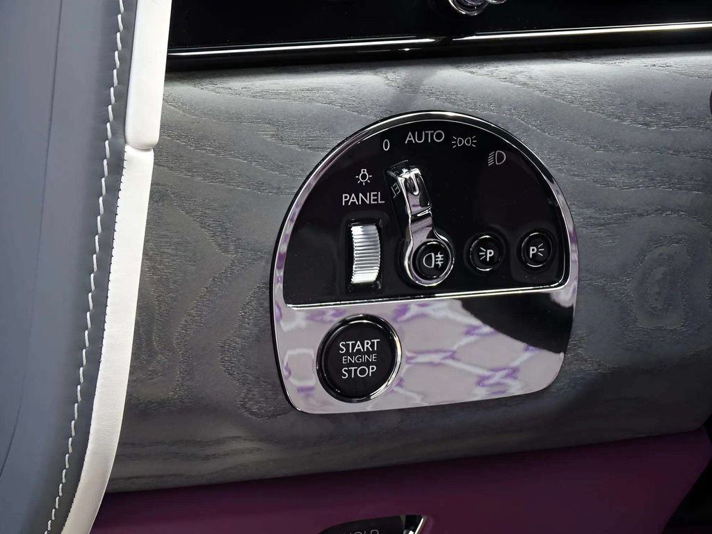 Certified 2025 Rolls-Royce Cullinan AWD/4WD image 14