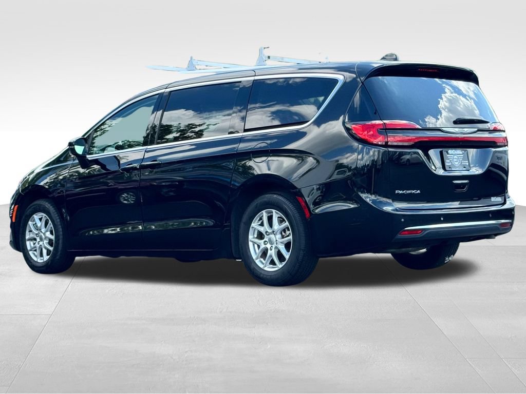 Used 2024 Chrysler Pacifica Touring-L FWD image 5