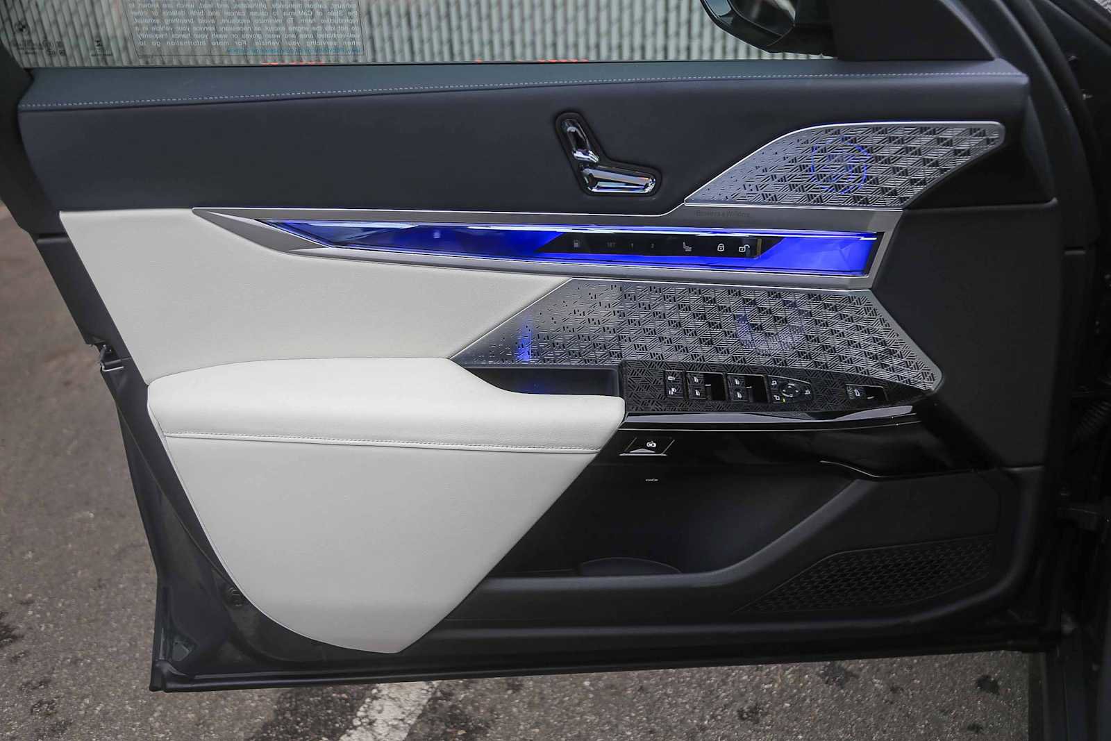 Used 2025 BMW 750e xDrive w/ Premium Package image 17