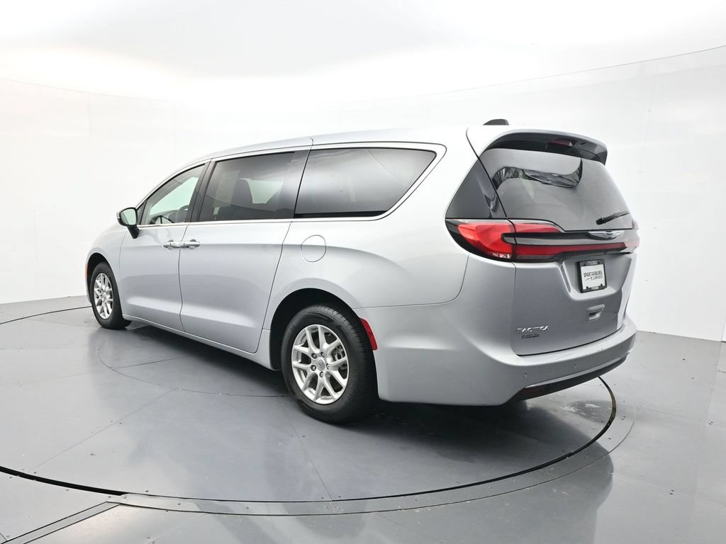 Used 2023 Chrysler Pacifica Touring-L FWD image 5