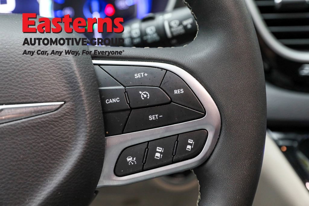 Used 2024 Chrysler Pacifica Touring-L image 16