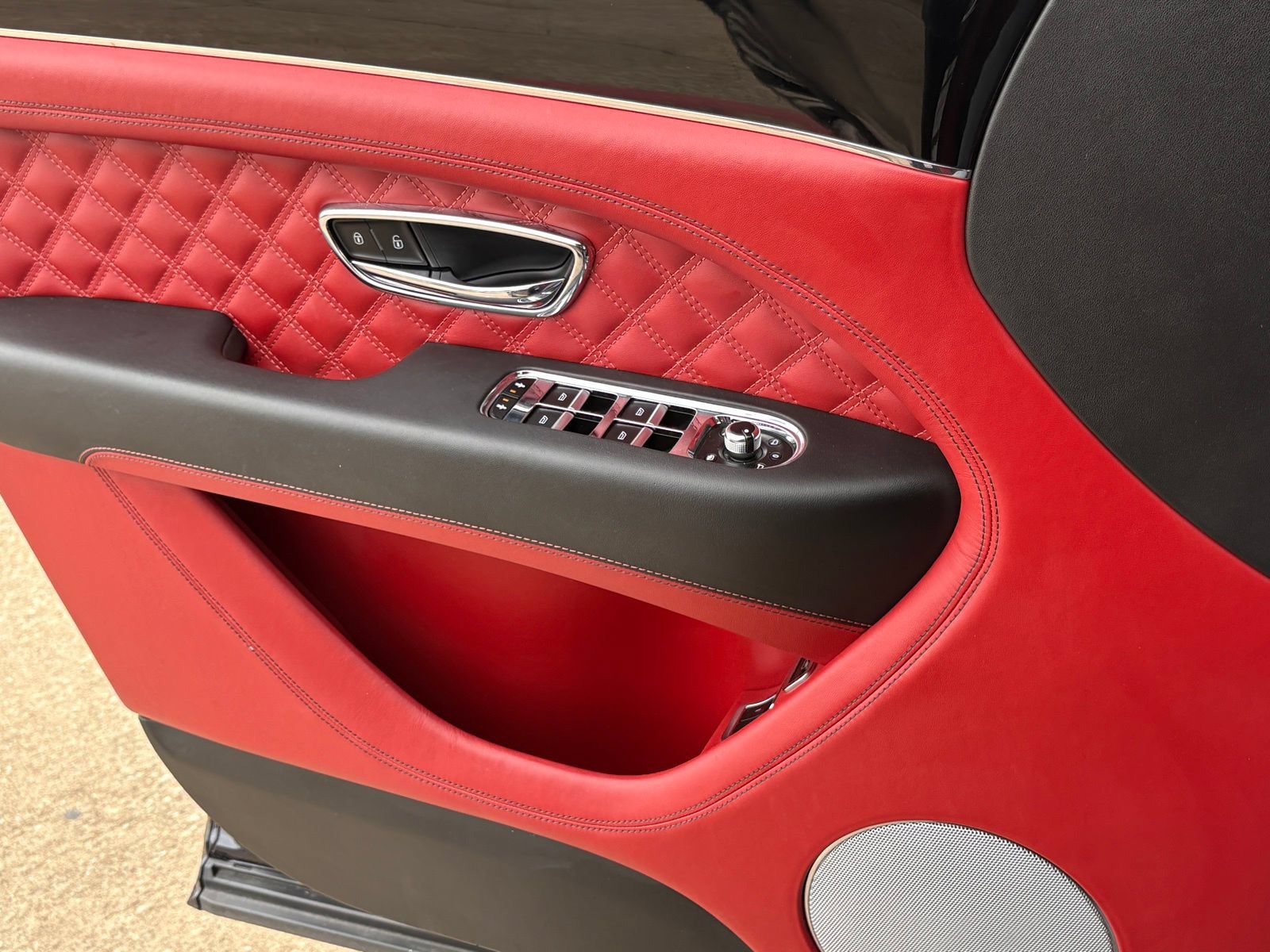 Used 2021 Bentley Bentayga AWD/4WD image 37
