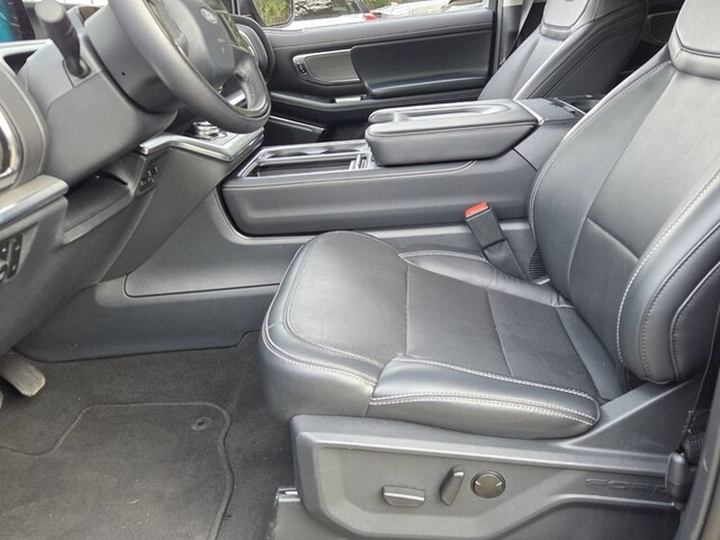 Used 2025 Ford Expedition Platinum AWD/4WD image 6