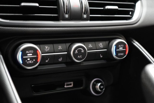 New 2025 Alfa Romeo Giulia Intensa AWD w/ Driving Assist Package image 27