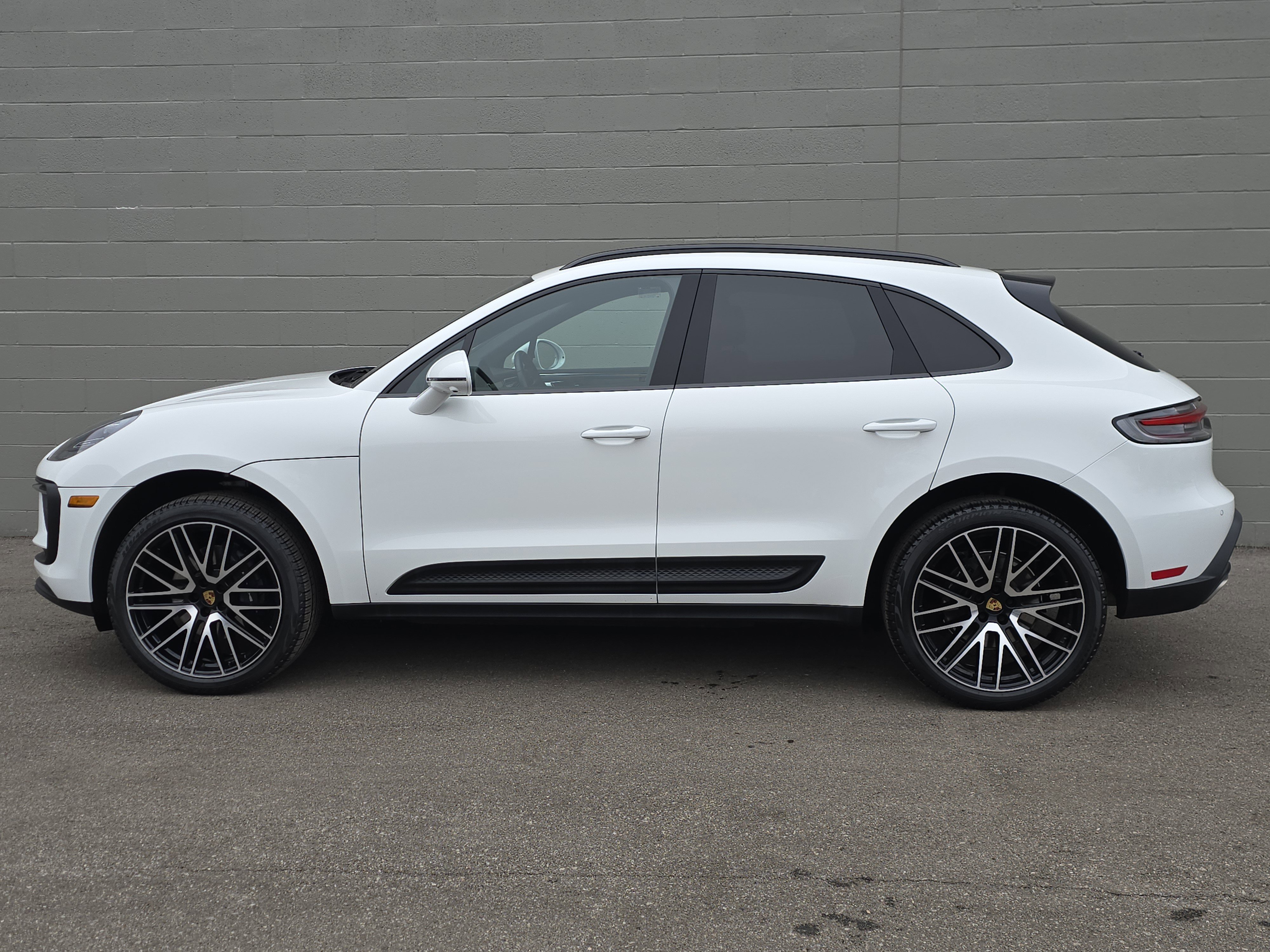Certified 2025 Porsche Macan AWD/4WD image 2