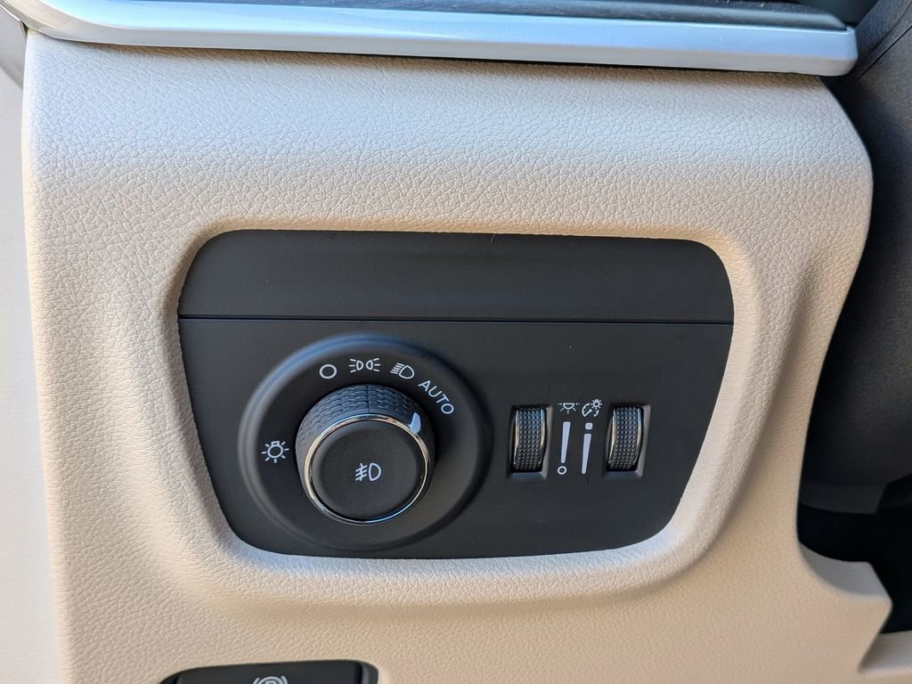 New 2025 Jeep Grand Cherokee L Limited image 17